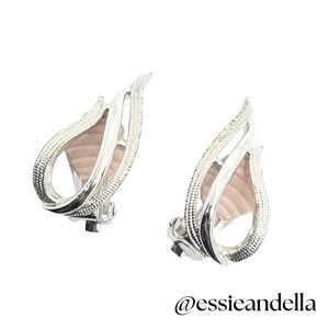 Vintage Sarah Coventry clip-on earring